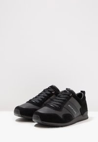 Tommy Hilfiger ICONIC LEATHER SUEDE MIX RUNNER - Treniņu apavi - black