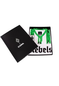Witte voetbalshirt met groene accenten, korte mouwen en zwarte tekst met de opschrift "rebels," gepresenteerd in een zwarte doos met een logo bovenop.