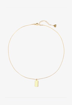 Collar de cadena fina de oro con un pequeño colgante rectangular de oro y cierre ajustable con un pequeño charm en forma de concha al final.