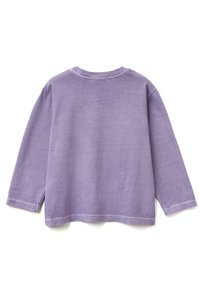 Fioletowa bluzka z długim rękawem i okrągłym dekoltem, o luźnym kroju, wykonana z miękkiej bawełny, z bocznymi rozcięciami u dołu.