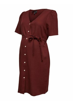 Bordeauxroze zwangerschap jurk met korte mouwen en knielengte, voorzien van knopen aan de voorkant, een V-hals en een ceintuur in de taille, afgebeeld op een witte achtergrond.