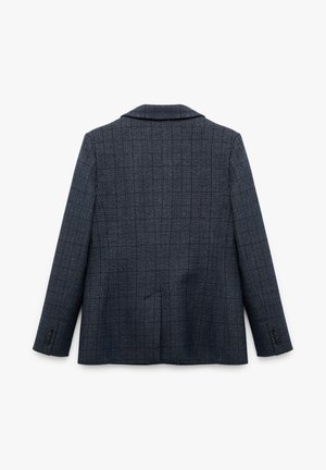 Navyblau karierter Blazer mit langen Ärmeln, Knopfmanschetten und Rückenschlitz, von hinten auf einem weißen Hintergrund gezeigt.