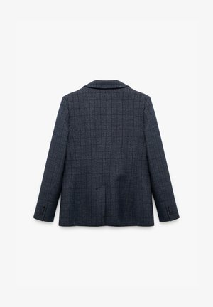 Laivansinis ruudullinen bleiseri pitkillä hihoilla, napilliset hihansuut ja takatasku, esitetty takaa valkoista taustaa vasten.