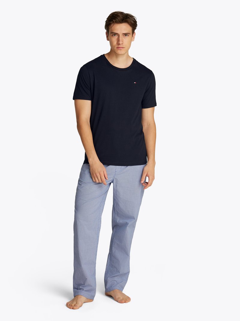 T-shirt a girocollo navy abbinato a pantaloni da lounge a quadri azzurri chiari. Tessuto morbido con una vestibilità rilassata, con un piccolo logo sulla maglietta.