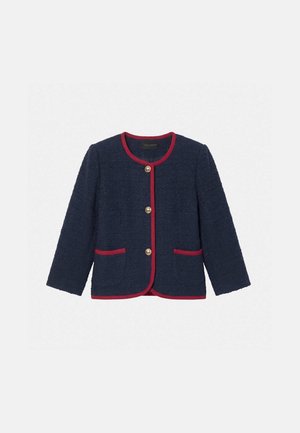 Veste bleu marine texturée avec trois boutons dorés, bordure rouge le long des bords, encolure ronde, manches longues et deux poches avant.