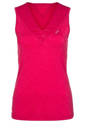 Frau trägt ein knallpinkes ärmelloses V-Ausschnitt-Oberteil, schwarze enganliegende Leggings mit Logo und reflektierenden Details sowie schwarze Sportschuhe.