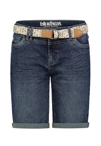 Dunkelblaue Denim-Shorts mit einem gewebten Gürtel in Beige. Der Saum ist umgeschlagen, und Taschen sind vorne und hinten sichtbar.