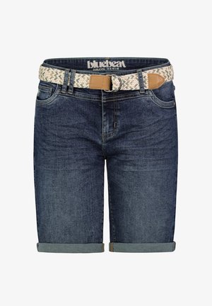 Dunkelblaue Denim-Shorts mit einem gewebten Gürtel in Beige. Der Saum ist umgeschlagen, und Taschen sind vorne und hinten sichtbar.