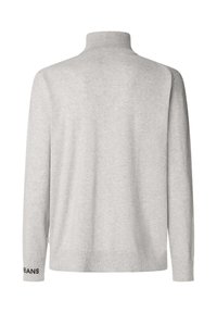 Pullover lungo grigio chiaro con maniche lunghe, colletto alto, polsini e orlo a coste. Presenta una texture lavorata a maglia e un logo nero sulla manica sinistra.