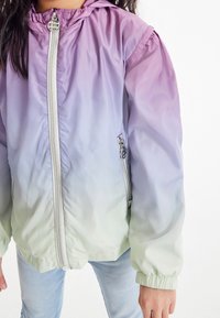 Letvægts hættejakke med et gradientdesign fra lavendel til mintgrøn. Har en frontlynlås og elastiske cuffs.