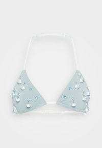 Trijstūris bikini tops gaiši zilā audumā, rotāts ar caurspīdīgiem un ziliem dārgakmeņu akcentiem. Tam ir plānas baltas siksnas un gluda tekstūra.