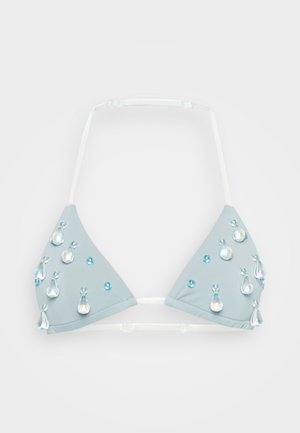 Top bikini triangolo in tessuto azzurro chiaro, adornato con accenti di gemme trasparenti e blu. Presenta sottili spalline bianche e una texture liscia.
