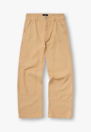 Pantalones utilitarios beige de pierna recta con bolsillos delanteros y en el muslo, presillas para cinturón y cierre de botón.