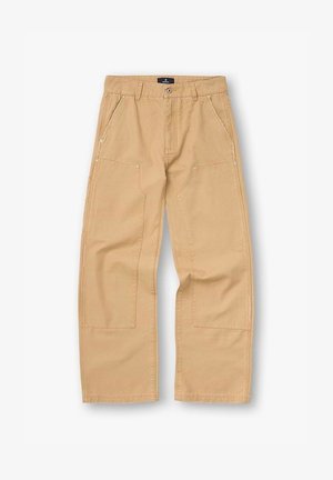 Pantaloni beige a gamba dritta con tasche anteriori e sulle cosce, passanti per cintura e chiusura con bottoni.