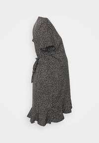 Černé šaty s bílými puntíky, krátké rukávy, zavazování v pase a volánkový lem. Vyrobeno z lehkého materiálu. Zobrazeno v bočním pohledu.