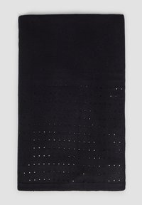 Couverture noire en tricot présentant un motif texturé d'accents carrés, avec une section supérieure unie et une section inférieure cloutée.