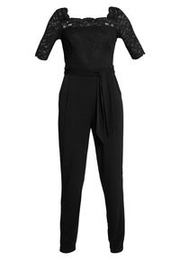 Musta pitsijumpsuit, jossa on lyhyet hihat, neliönmuotoinen pääntie ja vyötärölle solmittava kangasvyö, tyylitelty hienostuneeksi ilmeeksi.