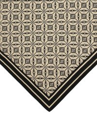 Bufanda negra y beige con un patrón que presenta formas geométricas, acentos triangulares y un borde negro sólido. Fabricada en un material ligero con una textura suave.