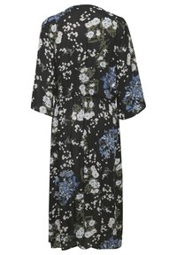 Robe noire à fleurs avec des manches trois quarts et une taille cintrée. Présente des fleurs blanches, bleues et vertes disposées en motif éparpillé.