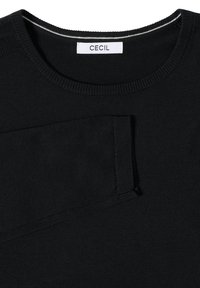 Svart långärmad stickad tröja med rund halsringning och vit "CECIL"-logotyp sydd inuti kragen.
