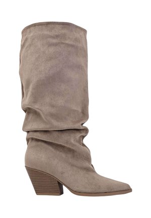 Botte souple en daim marron clair montant jusqu'au genou, à bout pointu et talon bloc empilé, vue de profil sur fond blanc.