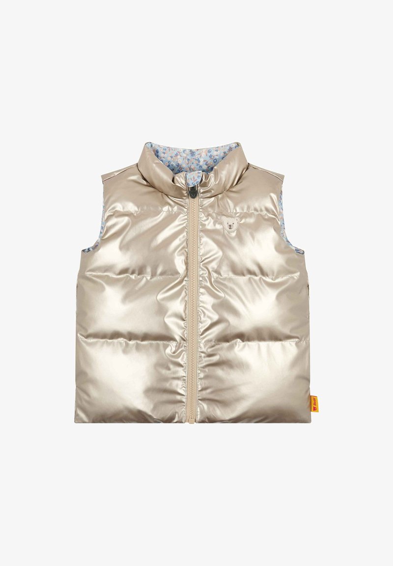 Metaliczna złota kamizelka puchowa bez rękawów z wysokim kołnierzem i zamkiem błyskawicznym z przodu. Podszewka w kwiatowy wzór w odcieniach niebieskiego, z małym logo niedźwiadka na piersi.