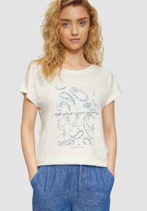 Witte t-shirt met korte mouwen, voorzien van een blauwe abstracte print met de tekst "vertel je eigen verhaal" en "herzie de regels." Lichtgewicht, casual pasvorm.