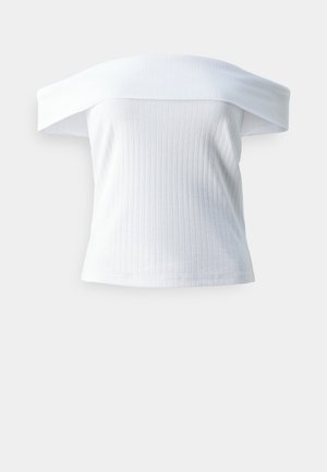 Top blanco sin mangas, confeccionado en tejido acanalado, que presenta un diseño ajustado y un dobladillo recto. Textura suave sin patrones ni acentos visibles.