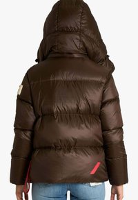 Giacca a vento marrone con cappuccio, caratterizzata da una finitura lucida, design trapuntato, dettaglio rosso sul fondo e toppa con logo sulla spalla sinistra.