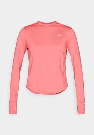 Langärmliges Sportshirt in hellem Korallenrot mit rundem Ausschnitt, glattem Stoff und kleinem reflektierendem Logo auf der oberen linken Brustseite.