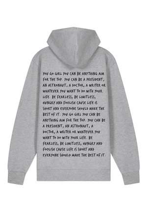 Grijze hoodie met een capuchon, met zwarte tekst op de achterkant. De inscriptie moedigt ambitie en veerkracht aan met motiverende zinnen.