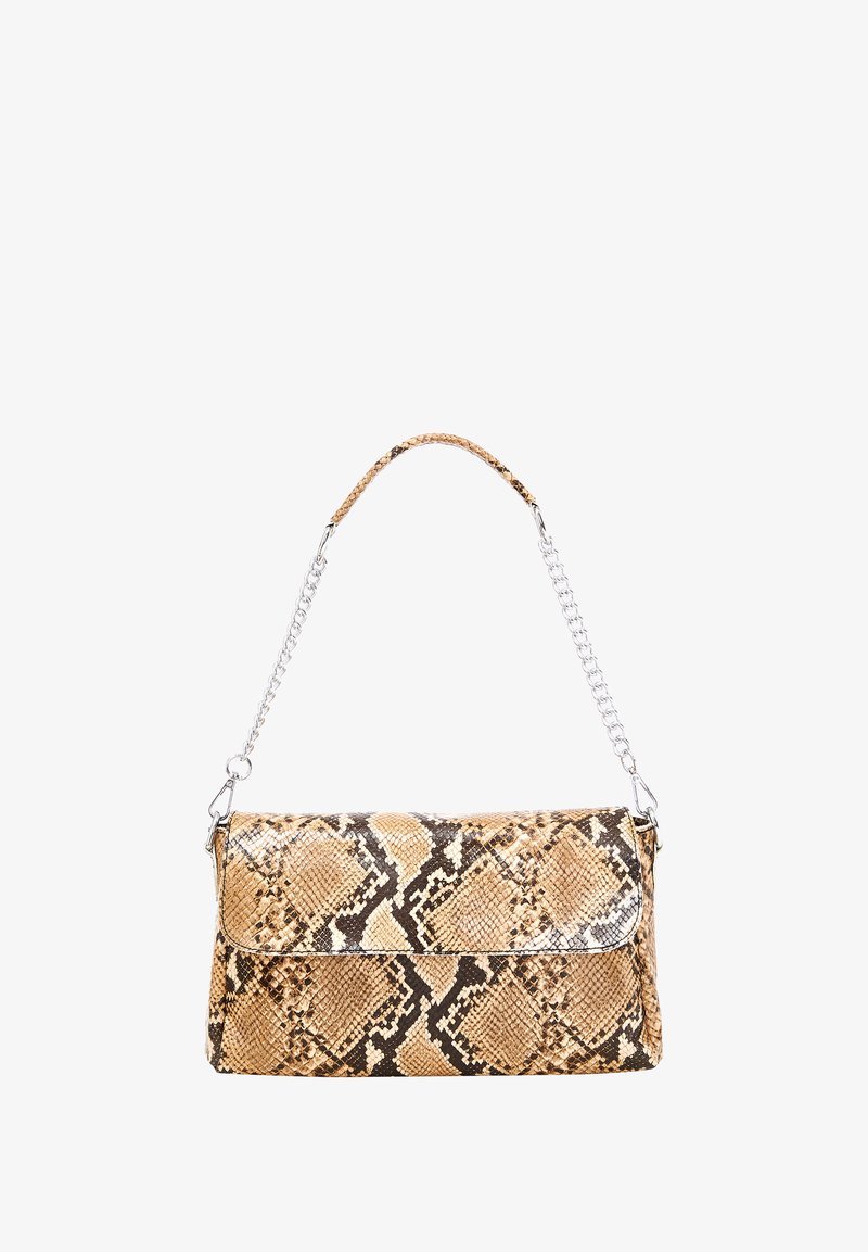 Torebka z wężowej skóry z złożoną klapą, plecionym paskiem i metalicznym łańcuchem, w odcieniach beżu i czerni, z teksturowanymi detalami.