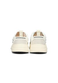 Weiße Sneakers mit gepolsterten, hellbeigen Akzenten, einem strukturierten Rückenteil und einer glatten Sohle. Verfügt über eine Stoff-Fersenlasche und ein dezentes Tierfellmuster im Innenraum.