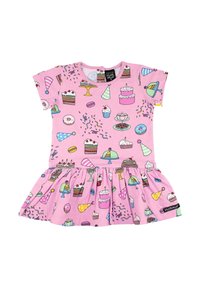 Rosa Kurzarmkleid mit einem verspielten Dessertmuster aus Kuchen, Eiscreme und Partykappen. Ausgestellter Rock mit gerafftem Taillendetail.