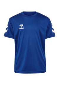 Camiseta deportiva azul hecha de una tela suave con cuello redondo. Presenta acentos en forma de chevron blancos en las mangas y un pequeño logo blanco en el pecho.