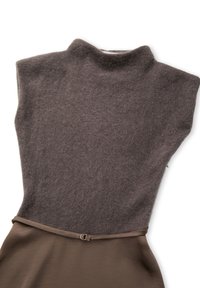 Dopasowana sukienka z ciemnoszarym wełnianym górnym i brązowym gładkim materiałowym dołem, z wąskim paskiem w talii i wysokim dekoltem.