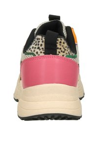 Meer gekleurde sneaker met een roze leren hiel, luipaardprinttextuur, mesh bovenwerk en een rubberen zool met een zwart profiel.