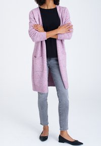Lång, lätt cardigan i mjuk rosa och lavendelmelerad färg, med ribbade ärmslut, två framfickor och en öppen frontdesign.