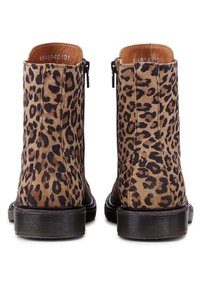 Stivaletti con stampa leopardata, realizzati in morbido suede, suola in gomma nera e chiusura con zip laterale. Presentano punta arrotondata e tacco leggermente rialzato.