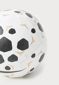 Hvid fodbold med et sekskantet design og sorte, grå og guld accenter. Glat tekstur, syede sømme og en klassisk form.