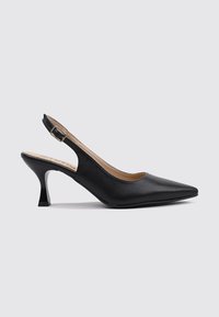 Sandal de tacón slingback de piel negra con punta afilada, que incluye una delgada correa en el tobillo y un tacón bajo curvado. Textura suave y diseño minimalista.