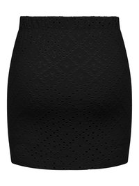 Zwarte minirok met een elastische tailleband, met een gestructureerd patroon van diamantvormen en kleine uitsnijdingen door het geheel.