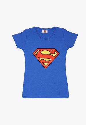 Modré bavlněné tričko s krátkými rukávy, na kterém je uprostřed žlutý a červený logo Supermana na diamantovém pozadí.
