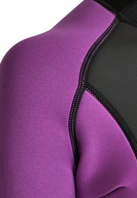 Fioletowy materiał pianki neoprenowej z czarnymi akcentami, charakteryzujący się gładką teksturą i kontrastowym szwem wzdłuż szwów, co zwiększa trwałość i dopasowanie.