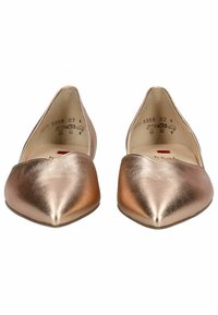 Baleriny z wyostrzonym noskiem w metalicznej różowej skórze, o gładkim wykończeniu, z wewnętrzną podszewką i minimalistycznym wzornictwem.