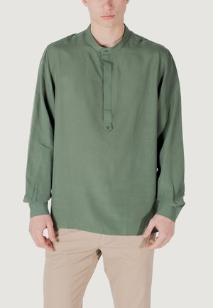Groene blouse met lange mouwen, gemaakt van een gladde stof, met een bandkraag en knoopsluiting, in een comfortabele pasvorm en lichtjes taps toelopende mouwen.