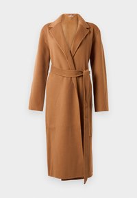 Cappotto lungo in lana color cammello con ampi revers e una cintura dello stesso tessuto annodata in vita, esposto su uno sfondo bianco semplice.