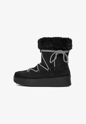 Stivale invernale nero con suola spessa in gomma, polsino in pelliccia sintetica nera e lacci bianchi decorati avvolti intorno alla caviglia e legati a fiocco.