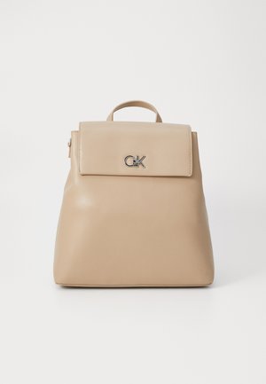 FLAP BACKPACK WITH CONV STRAP - Rucksack - crockery