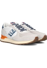Sneaker grigie e bianche con materiali in mesh e suede. Presentano dettagli blu, un logo blu, lacci grigi e una suola beige con un particolare arancione.